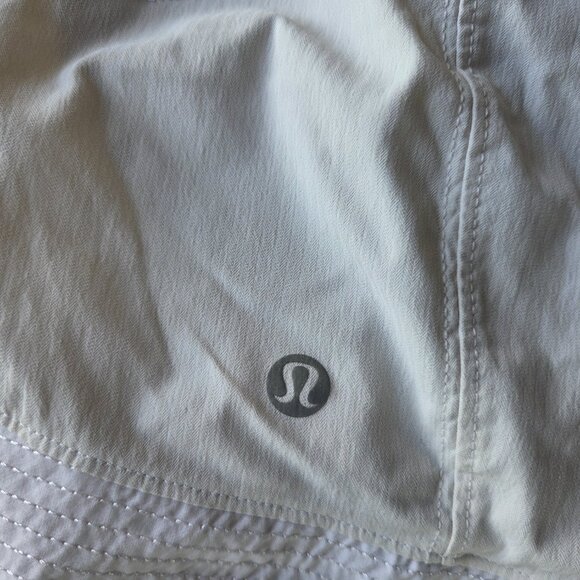 Lululemon White Speed Up Shots. Size 6 - Picture 4 of 6